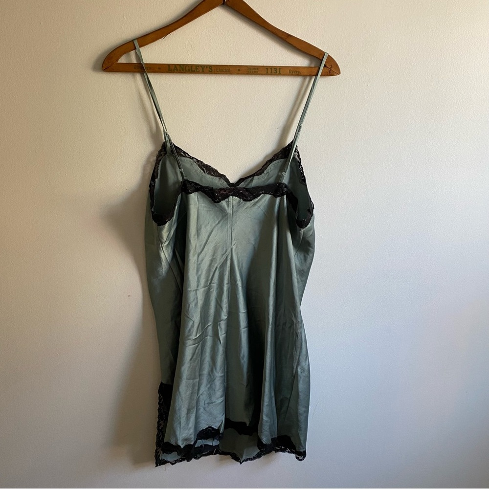 SOLD Slip💋 - Picture 2 of 11